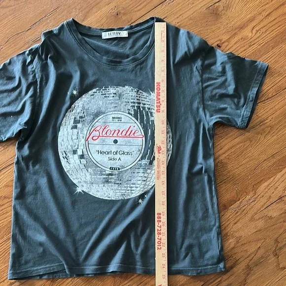 Anthropologie LetLuv Blondie Heart of Glass Graphic Tee Size Medium - Picture 4 of 7